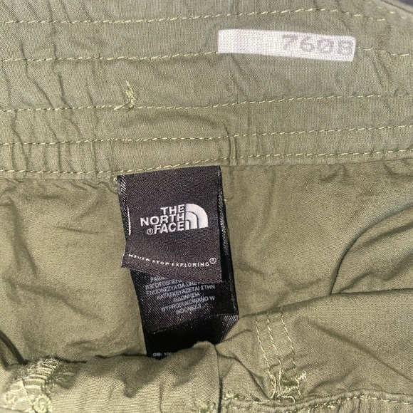 North Face Women’s Cargo Shorts - Picture 2 of 3